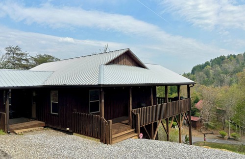 Murphy Cabin | Welcome to The Fox Den! Rustic decor and close to town!