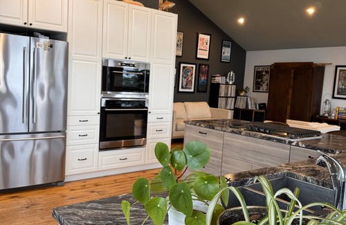 Neebing Cottage | Welcome to the HighSide.Charming 3-bedroom cottage in delightful Thunder Bay