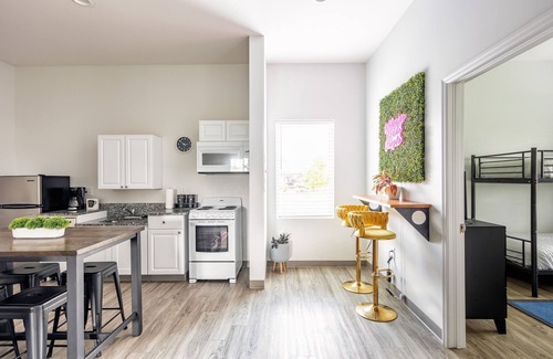 Maxwell Condo | Welcome to the Jungle! 4bd Suite in East! 8 min ->DT!