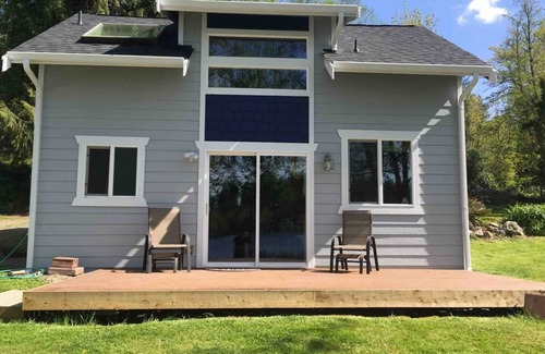 Eatonville House | Welcome to the Lakefront Bungalow~35 miles from Mt