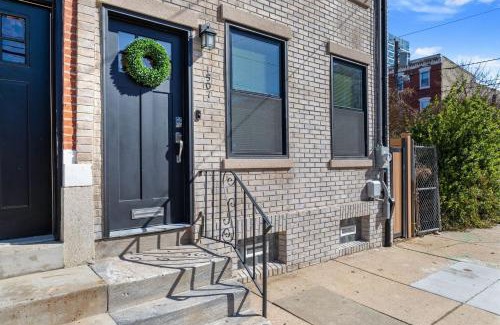 North Philadelphia West Apartment | Welcome to The Lux Collective a Spacious 5-Bedroom House close to Stadiums, Universities, Center City & more!