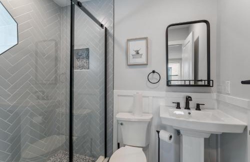 North Philadelphia West Apartment | Welcome to The Lux Collective a Spacious 5-Bedroom House close to Stadiums, Universities, Center City & more!
