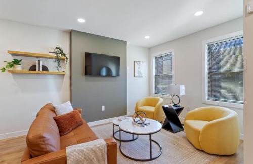 North Philadelphia West Apartment | Welcome to The Lux Collective a Spacious 5-Bedroom House close to Stadiums, Universities, Center City & more!