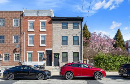 North Philadelphia West Apartment | Welcome to The Lux Collective a Spacious 5-Bedroom House close to Stadiums, Universities, Center City & more!