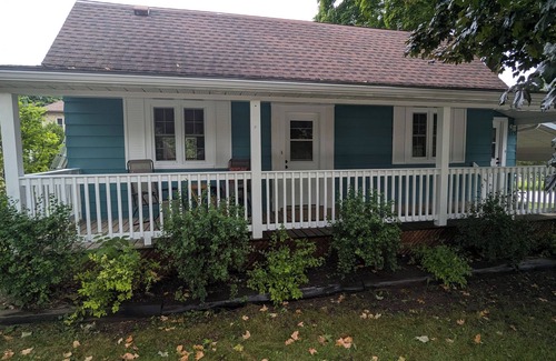 Neustadt House | Welcome to the Neustadt Nest with 2-bedrooms, AC, WiFi & Laundry!