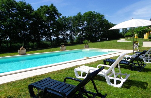 Hautefort House | Welcome to the Périgord countryside. 3 *