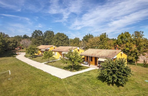 Hautefort House | Welcome to the Périgord countryside. 3 *