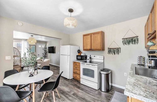 Algoma Apartment | Welcome to The Steele Magnolia! Completely renovated 2 bed/1ba plus bonus pull out futon couch