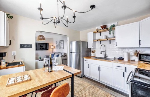 Algoma Apartment | Welcome to The Steele Magnolia! Completely renovated 2 bed/1ba plus bonus pull out couch