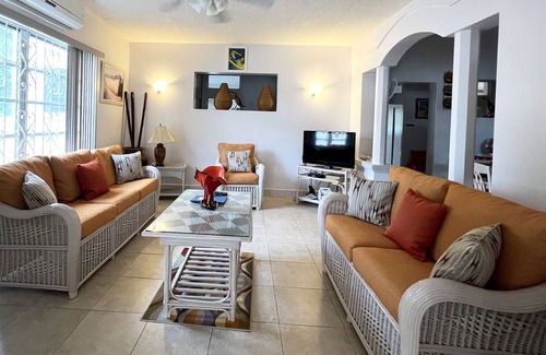Reeds Bay House | Welcome to the unpretentious and breezy Graceville, steps away from the beach
