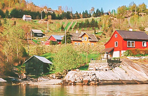 Slinde House | Welcome to this cozy cottage situated by the fjord at Slinde between Sogndal and Hermansverk.