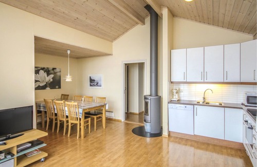 Hervik House | Welcome to this great vacation home in idyllic Liarvåg in Tysvær.