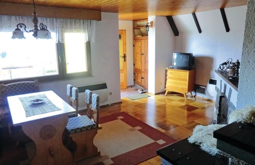 Rutzengrun House | Welcome to this hillside vacation home on a large garden plot overlooking the Göltzsch valley.