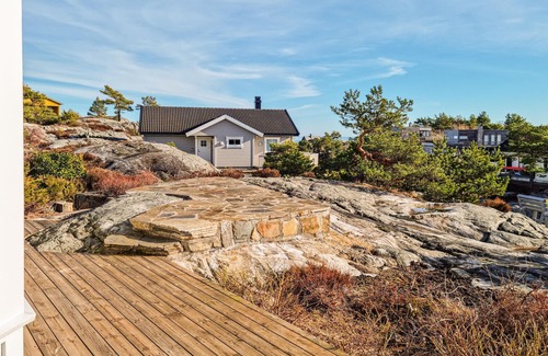 Risor House | Welcome to this inviting cottage by the sea.