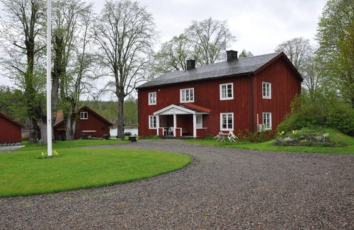 Saxan Apartment | Welcome to this inviting vacation apartment on the lake!