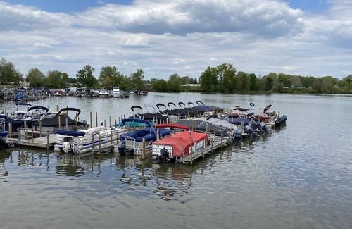 Millersport Apartment | Welcome to unit #4 (upstairs) The “Inn” at Buckeye Lake - On the Water!