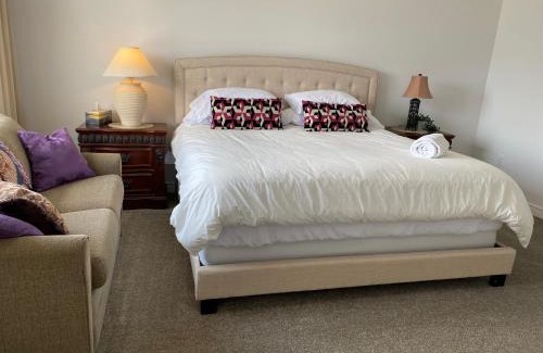 Beamsville House | Welcome to Vista Ridge! King Size Bed Near it All