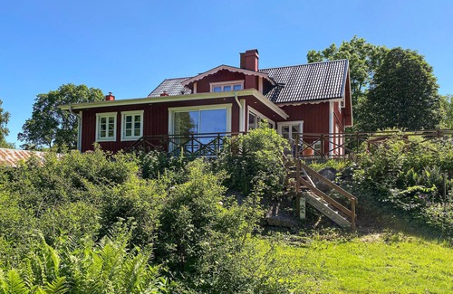 Tranas House | Welcome to your family vacation Tranås on your property on the lake with two houses.