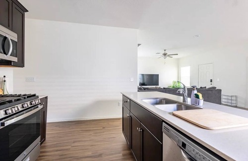Austin House | Welcome to your modern home in Austin, close to downtown and the airport!