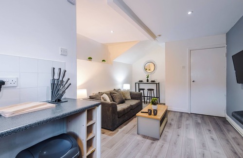 Warrington Apartment | Welcoming 1-bedroom apartment in Warrington with WiFi