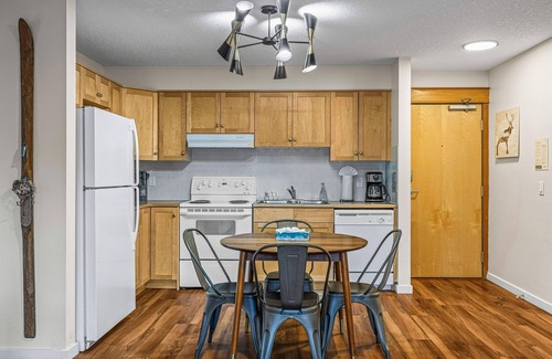 Cougar Creek Condo | Welcoming 2 Bed/2 Ba-View-Pet-Gym-Parking-Wash/Dry