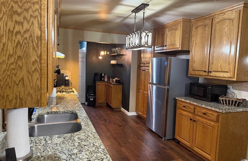 Clarendon House | Welcoming 2-bedroom house with HVAC in Clarendon with large lot and court yard