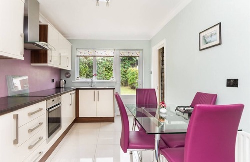 Schollarstown House | Welcoming 4-bedroom house with WiFi in Dublin