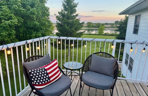 Farwell House | Welcoming 4-bedroom lake house ON THE GOLF COURSE with WiFi in Alexandria