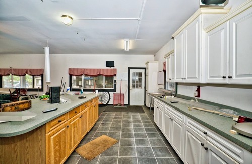 Sheridan Other | Welcoming farmhouse with AC in charming Sheridan