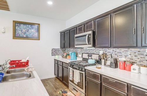 Houston House | Welcoming Home ~ 16 Mi to Downtown Houston!