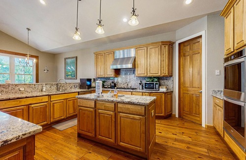 St. Simons Island House | Welcoming Home with Golf Course View, High-Speed WiFi, and Central AC
