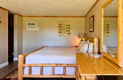 Trout Lake Hotel | Welcoming King Room #6 with AC at lakefront Twin Cedars Resort in Trout Lake MI