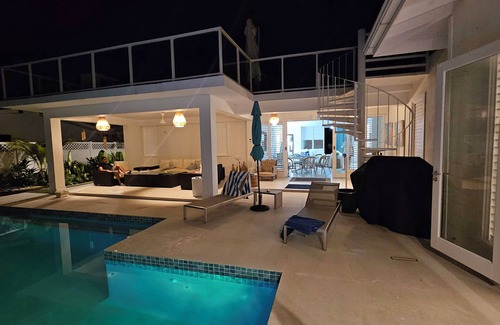 Silver Sands Villa | Welcoming luxery Villa with AC and white sand beach in charming Trelawny