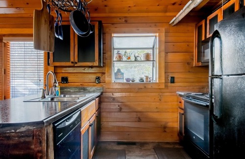 Gatlinburg - Pigeon Forge Cabin | Welcoming Rustic-Style Retreat with Screened in Hot Tub & Indoor Jacuzzi