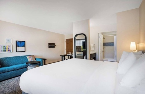 Acres Green Hotel | Welcoming Solo Retreat with all You Need for a Relaxing Stay