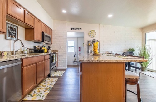 Tucson House | Welcoming to Lincoln Haus, East side Tucson with Fire Pit.