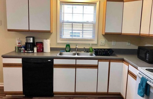 Chapel Hill House | ★ WelcomingTownhome★King Bed★ Long Term Stays★UNC★