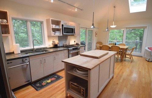 Vineyard Haven House | Well-Appointed 3 bedrm 4 bathrm with AC and 50+ 5-star reviews!