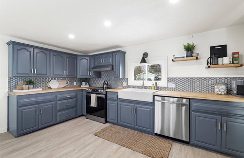 Village of Pewaukee House | Well Appointed Home- Large Patio + Steps to Lake & Summer Activities 😎 🌊