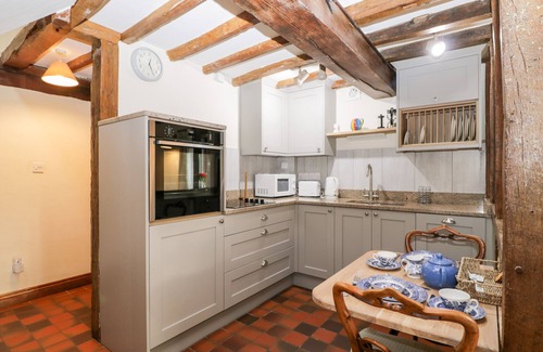 Longborough Cottage | WELL COTTAGE, pet friendly, with a garden in Moreton-In-Marsh