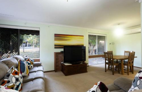 Jolimont Apartment | Well equipped 3BR Home with Backyard and Patio