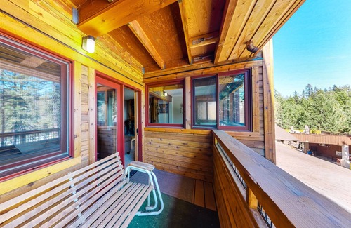Tahoe Woods Apartment | Well-Equipped Second-Level Studio w/Free WiFi, Balcony, & Shared Outdoor Pool