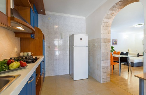 Mali Maj Apartment | Well-kept garden with pool and barbecue, air conditioning, close to the beach