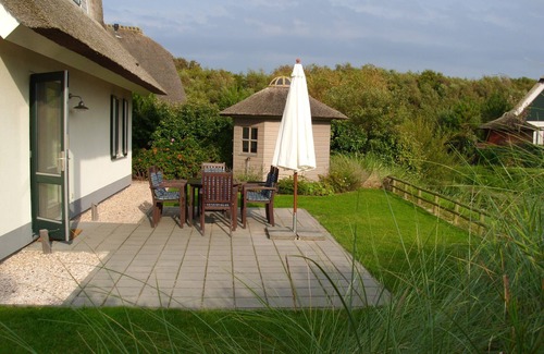 Julianadorp aan zee House | Well-kept thatched-roof house with all comforts close to the beach