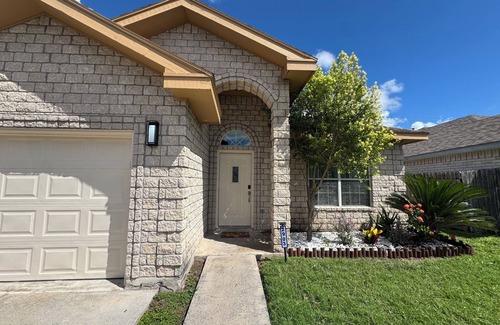 Brownsville House | Well-located 3-bedroom 2 baths house with AC near restaurants and super markets