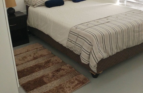 Flamingo Vlei Apartment | WELL LOCATED FULLY FURNISHED SELF CATERING FLATS IN BEAUTIFUL CAPE TOWN ! !
