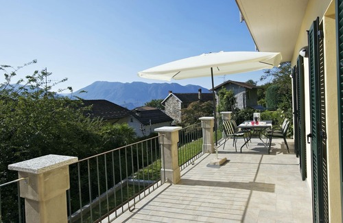 Gonte Apartment | Well maintained 3½-room apartment with garden, balcony and beautiful lake view