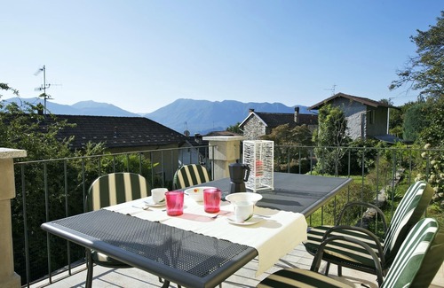 Gonte Apartment | Well maintained 3½-room apartment with garden, balcony and beautiful lake view