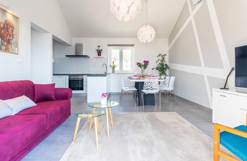 Splitska House | Well maintained accommodation with high standard, outdoor pool and peacefully located.