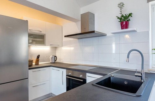 Splitska House | Well maintained accommodation with high standard, outdoor pool and peacefully located.